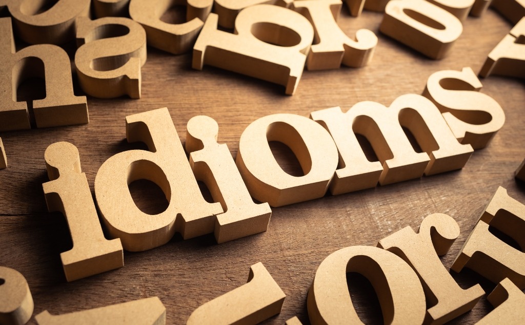 Học idioms trong tiếng Anh giao tiếp giúp bạn nói tự nhiên hơn như người bản ngữ