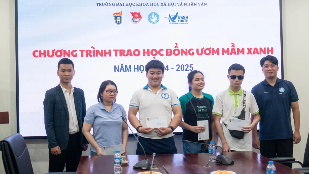 Pasal vinh dự trao học bổng “ƯƠM MẦM XANH” tới các bạn sinh viên đặc biệt trường Đại học Khoa học Xã hội và Nhân văn