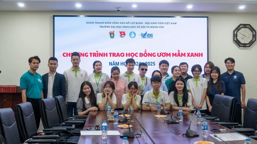 Pasal vinh dự trao học bổng “ƯƠM MẦM XANH” tới các bạn sinh viên đặc biệt trường Đại học Khoa học Xã hội và Nhân văn