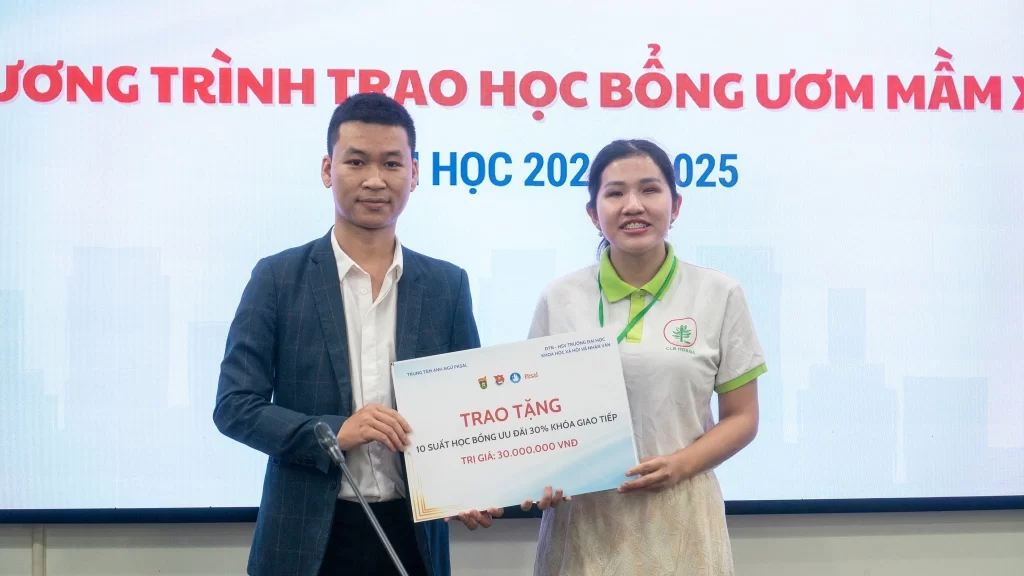 Pasal vinh dự trao học bổng “ƯƠM MẦM XANH” tới các bạn sinh viên đặc biệt trường Đại học Khoa học Xã hội và Nhân văn