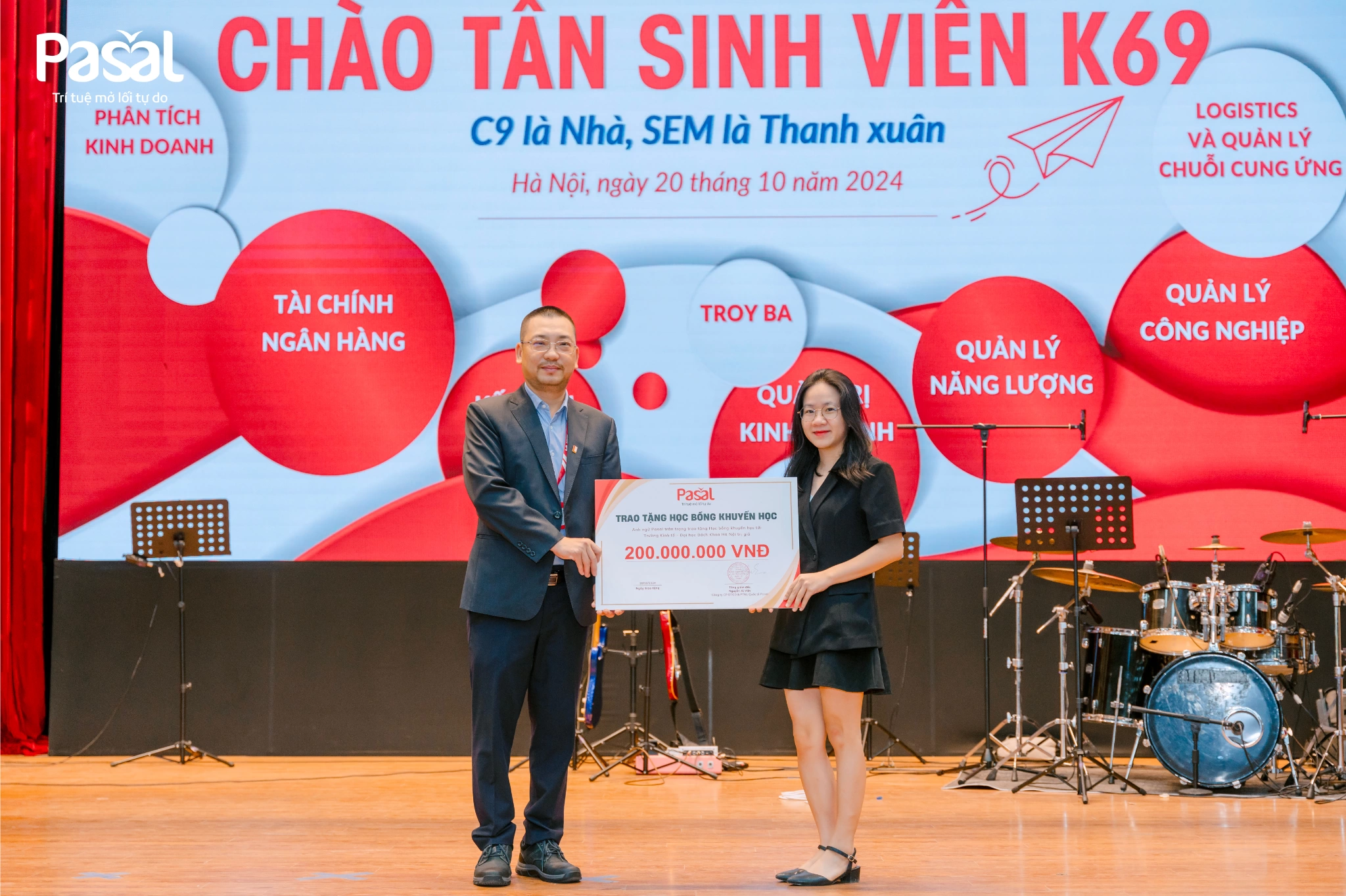 Pasal chào tân sinh viên Đại học Bách Khoa Hà Nội