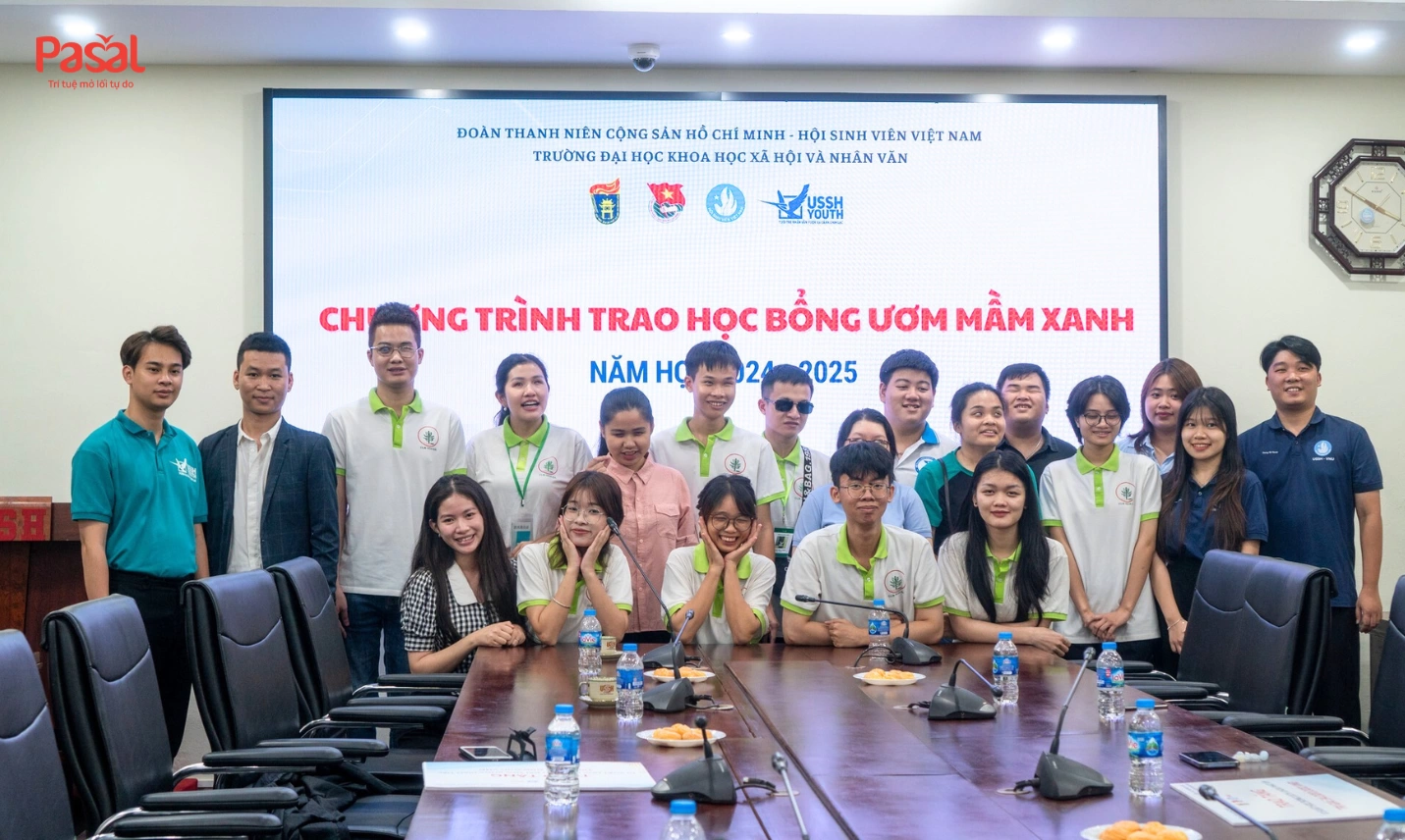 Pasal vinh dự trao học bổng “ƯƠM MẦM XANH” tới các bạn sinh viên đặc biệt trường Đại học Khoa học Xã hội và Nhân văn