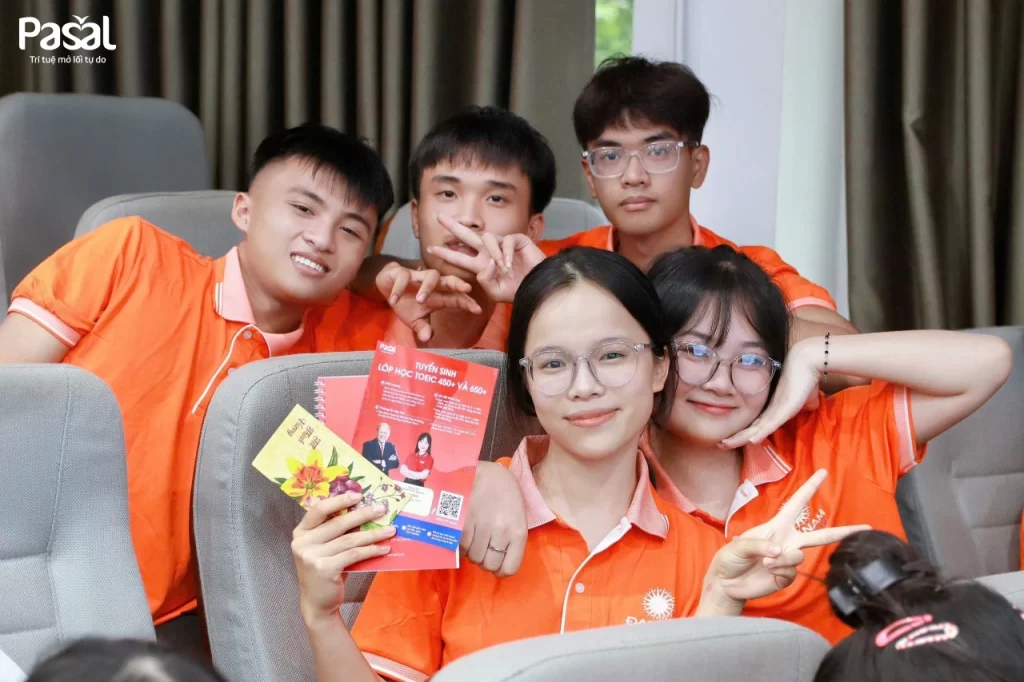 Pasal đồng hành cùng Tân sinh viên Đại học Đại Nam trong Ngày sinh hoạt công dân đầu năm