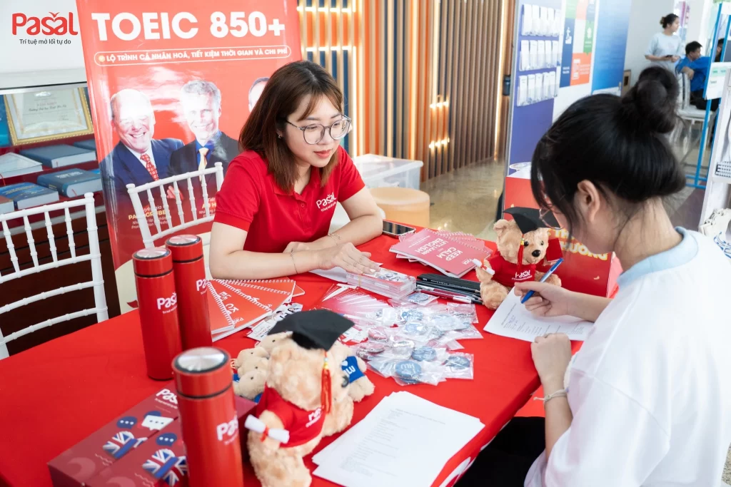 Pasal đồng hành cùng Tân sinh viên Đại học Luật Hà Nội trong mùa nhập học