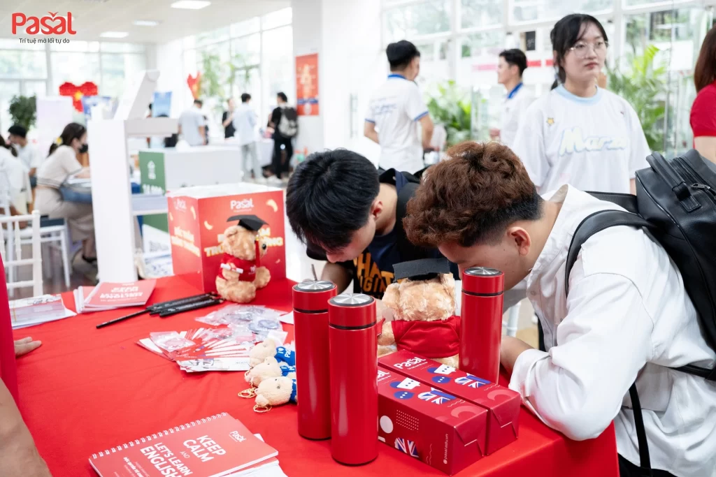 Pasal đồng hành cùng Tân sinh viên Đại học Luật Hà Nội trong mùa nhập học