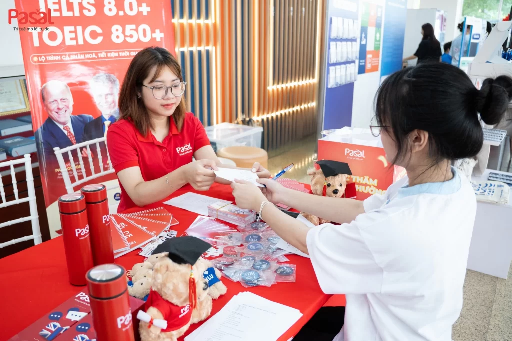 Pasal đồng hành cùng Tân sinh viên Đại học Luật Hà Nội trong mùa nhập học