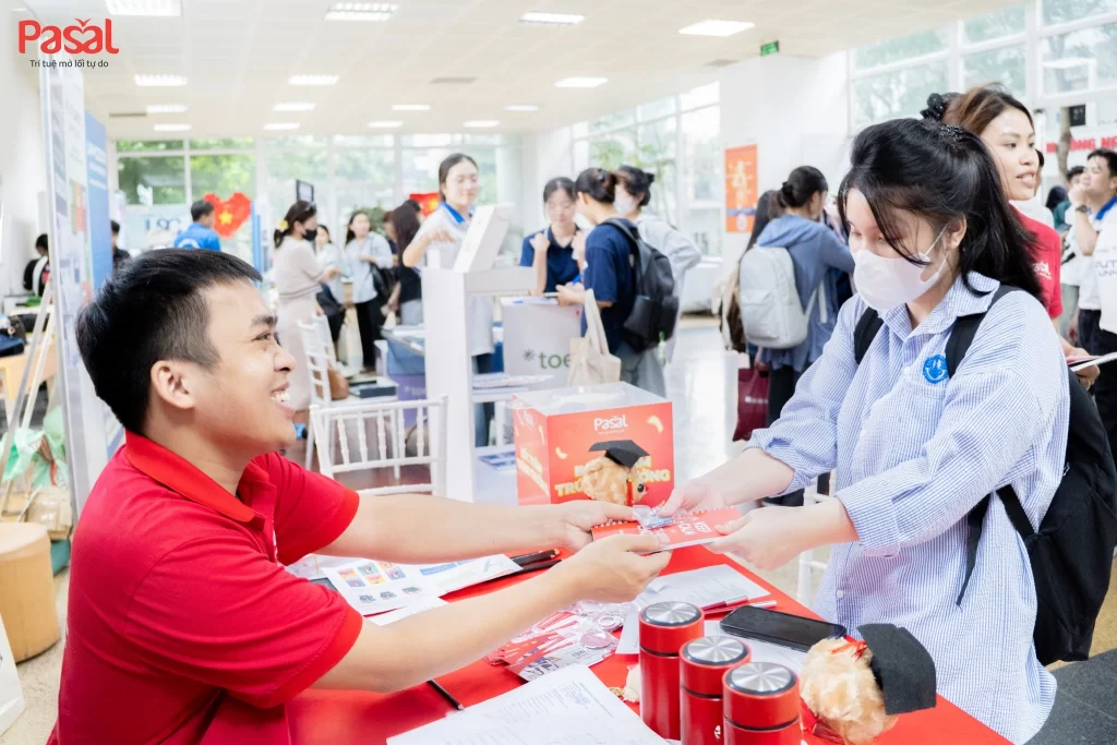 Pasal đồng hành cùng Tân sinh viên Đại học Luật Hà Nội trong mùa nhập học