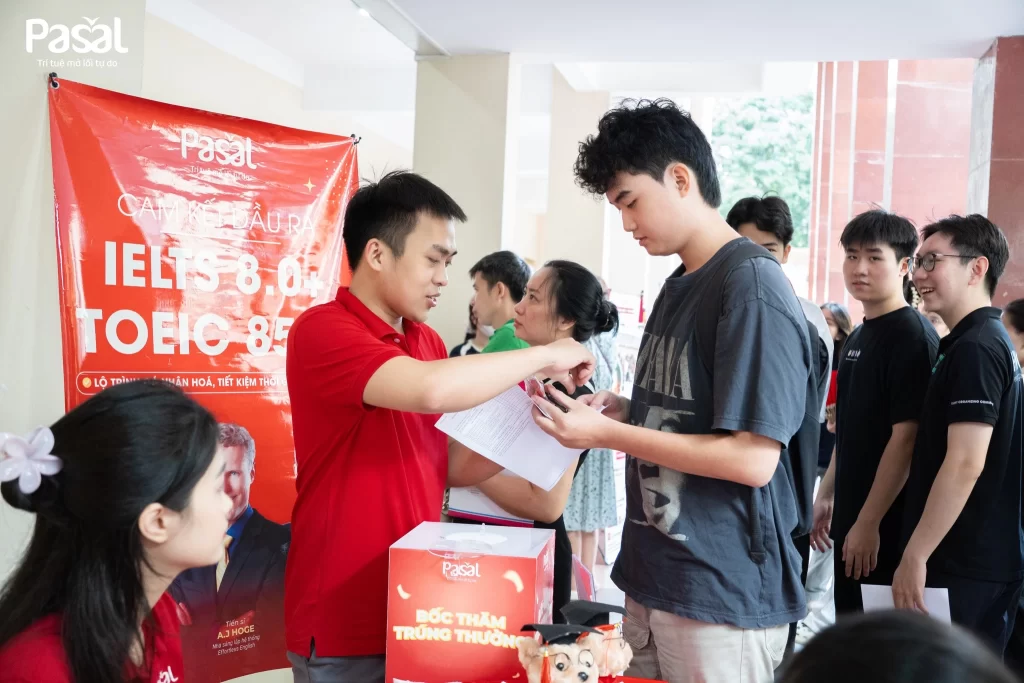 Pasal đồng hành cùng Tân sinh viên Đại học Y Hà Nội trong ngày đầu nhập học